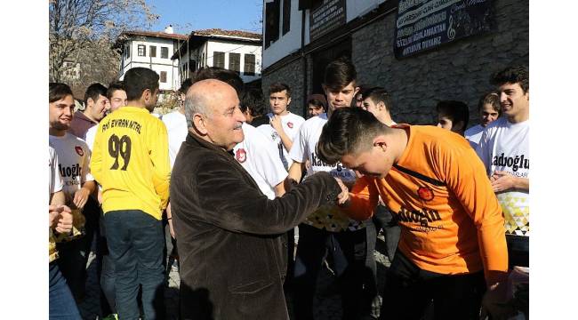 Turizmci işadamından öğrencilere forma desteği