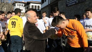 Turizmci işadamından öğrencilere forma desteği