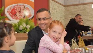 Vali Çeber, çocuk evinde kalan çocukları eğlendirdi