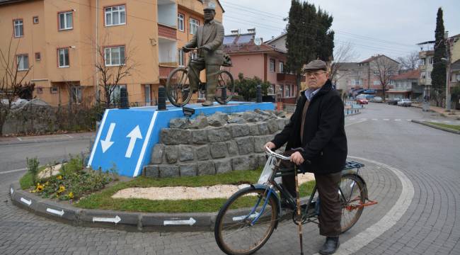 52 yıldır bisiklete binen vatandaşın heykeli dikildi