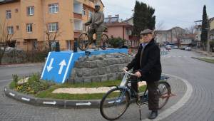 52 yıldır bisiklete binen vatandaşın heykeli dikildi 