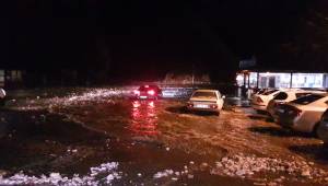 Araçlar sular altında kaldı