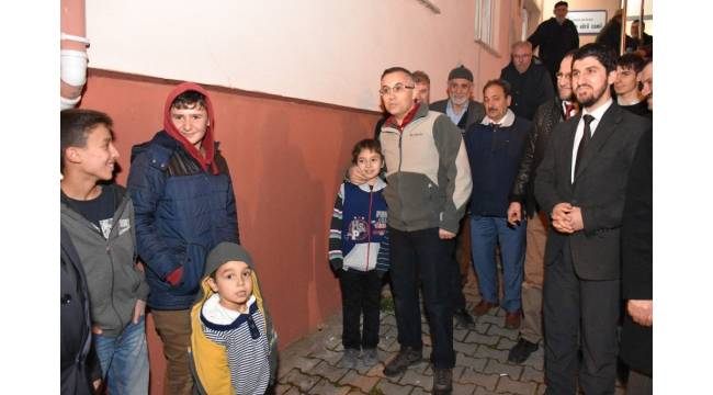 Çocuklar köylerini ziyaret eden Vali'den parkın yenilenmesini istedi