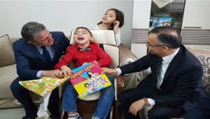 Evde eğitim gören Umut, karnesini Vali Çeber'in elinden aldı