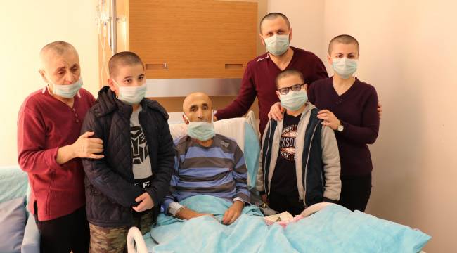 Kanser hastası babaya destek için bütün aile saçlarını kazıttı