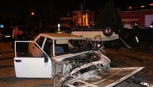 Kavşakta iki otomobil çarpıştı: 7 yaralı
