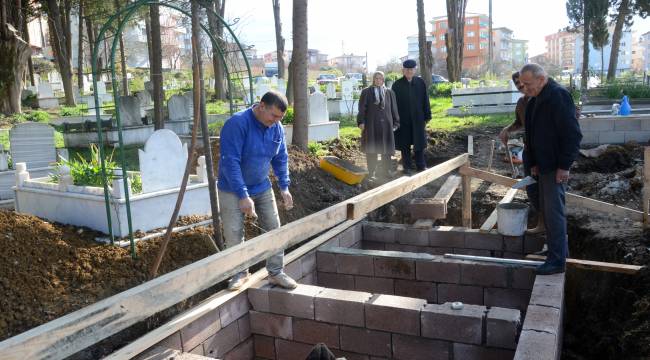 Ölmeden kendisi ve ailesinin mezarlarını kazdırdı