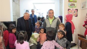 Yuvada kalan çocuklara yeni hediyeleri Vali amcalarından