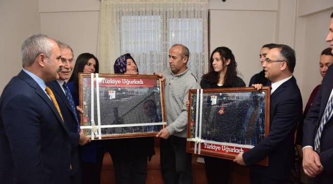 Bakan Sarıeroğlu, gaziyi ve şehit ailesini ziyaret etti