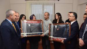 Bakan Sarıeroğlu, gaziyi ve şehit ailesini ziyaret etti
