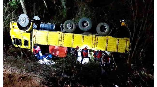 İşçileri taşıyan kamyon şarampole uçtu: 2 ölü, 8 yaralı