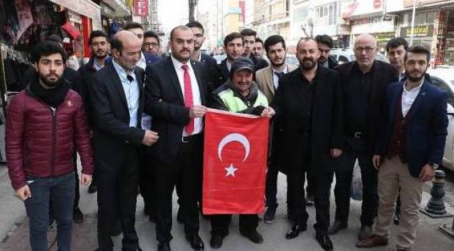 Karabük'te esnafa Türk bayrağı dağıtıldı