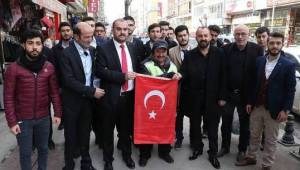 Karabük'te esnafa Türk bayrağı dağıtıldı