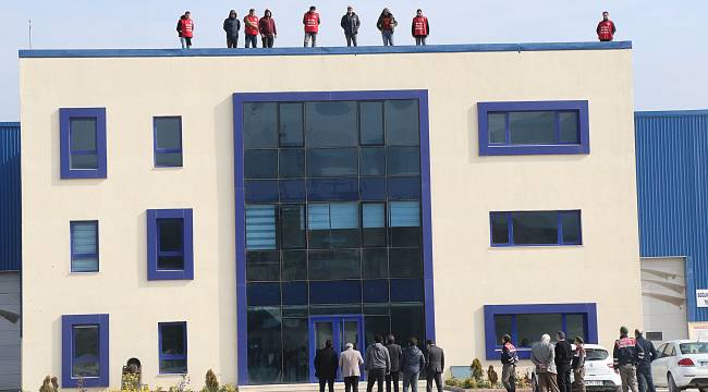 Karabük'te işten çıkarılan işçiler haddehane çatısına çıkarak eylem yaptı