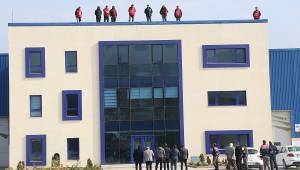 Karabük'te işten çıkarılan işçiler haddehane çatısına çıkarak eylem yaptı