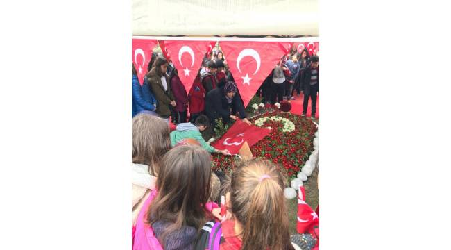 Öğrenciler şehit astsubayın kabrini ziyaret etti