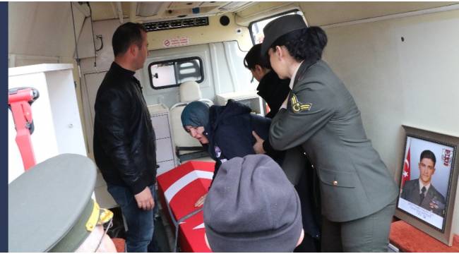 Şehit annesi oğlunun naaşını getiren askerin elini öptü