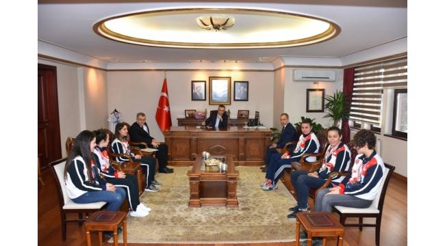 Vali Çeber, şampiyon kızları kabul etti