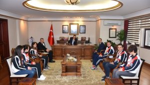 Vali Çeber, şampiyon kızları kabul etti