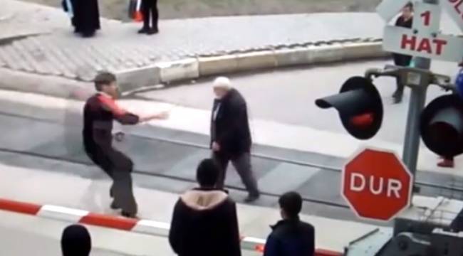 Yaşlı adam tren altında kalmaktan son anda kurtarıldı