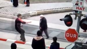 Yaşlı adam tren altında kalmaktan son anda kurtarıldı
