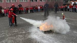 Deprem haftasında öğrenciler deprem tatbikatına katıldı