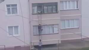 İkinci kattaki evine girebilmek için bulduğu yöntem yürekleri ağza getirdi