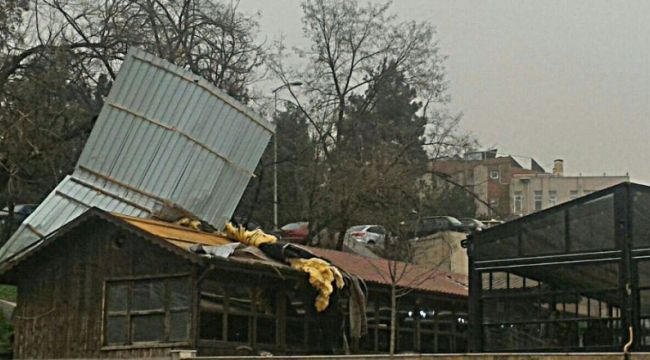 Karabük'te fırtına çatıları yerinden söktü