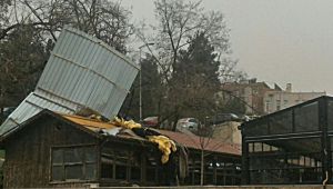 Karabük'te fırtına çatıları yerinden söktü