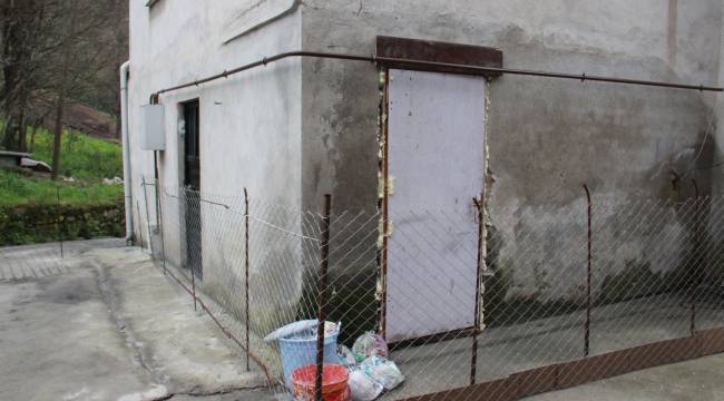 Komşusuna kızdı kapısına tel örgü çekti