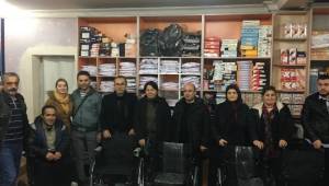 Konser geliri ile alınan tekerlekli sandalyeler sahiplerine teslim edildi