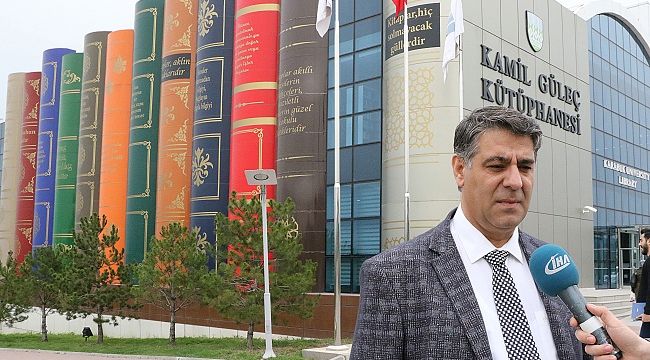 Kütüphanenin içi de dışı da 'kitap'