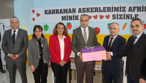 Minik öğrencilerden asker abilerine çorap