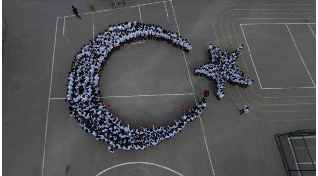 Ortaokul öğrencilerinden şehitler için Ay-Yıldız koreografisi