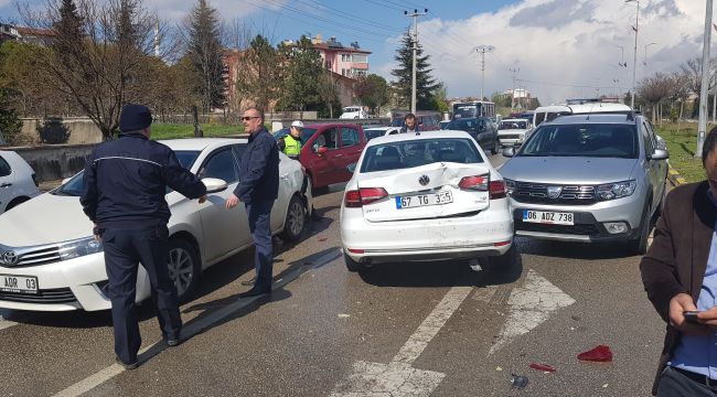 Otomobil kırmızı ışıkta bekleyen araçlara çarptı: 1 yaralı