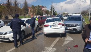 Otomobil kırmızı ışıkta bekleyen araçlara çarptı: 1 yaralı