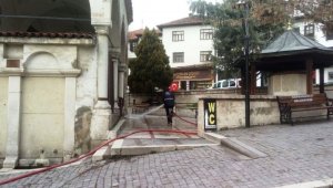 Safranbolu'da cami avluları gül suyu ile yıkanıyor