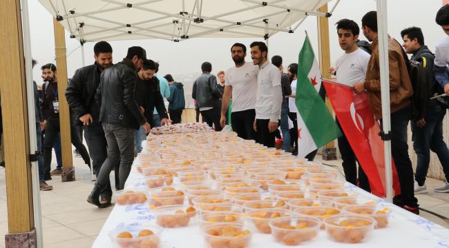 Suriyeli öğrenciler ‘Afrin Zaferi’ için lokma dağıttı.
