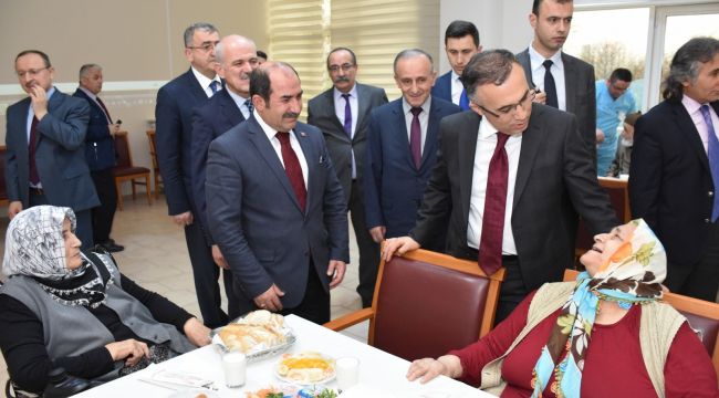 Vali Kemal Çeber, Yücel Huzurevini ziyaret etti