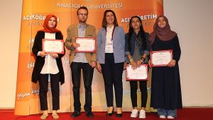 Anadolu Üniversitesi Açıköğretim Fakültesi'nde başarılı öğrenciler belgelendirildi