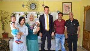 Başkan Ürkmezer'den yeni doğan bebeklere hoş geldin ziyareti