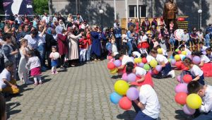 Çocuklarını çekmek için birbirleriyle yarıştılar