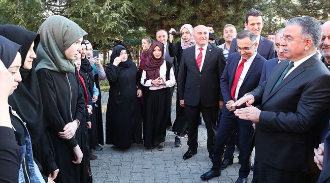 İmam hatipli kız öğrenciler Bakan Yılmaz'dan spor salonu istedi
