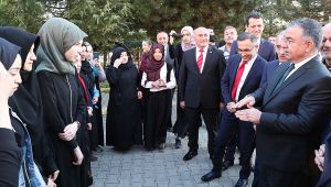 İmam hatipli kız öğrenciler Bakan Yılmaz'dan spor salonu istedi