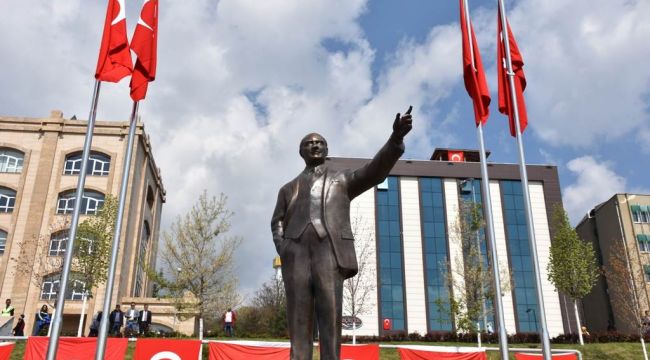 Kent Meydanına yapılan Atatürk Anıtı açıldı.