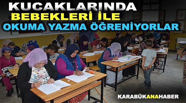 Kucaklarında bebekleri ile okuma yazma öğreniyorlar