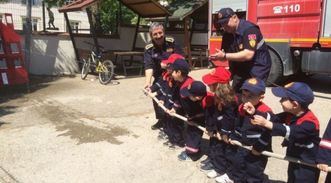 Minikler yangına karşı eğitiliyor