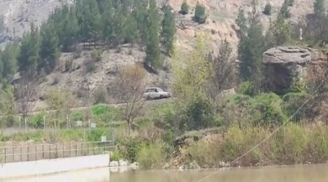 Otomobilin tren yolunda tehlikeli yolculuğu
