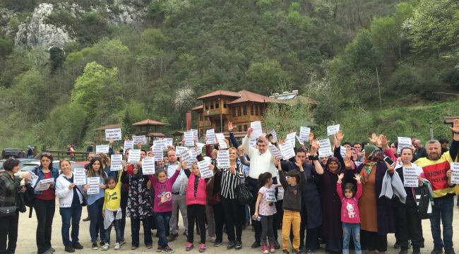 Şeker Kanyonu'nda insan zinciri oluşturup