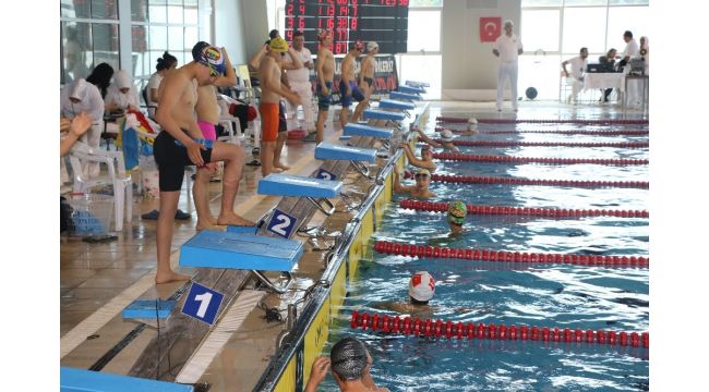 Karabük'te Anadolu Yıldızları ligi yüzme yarışmaları başladı